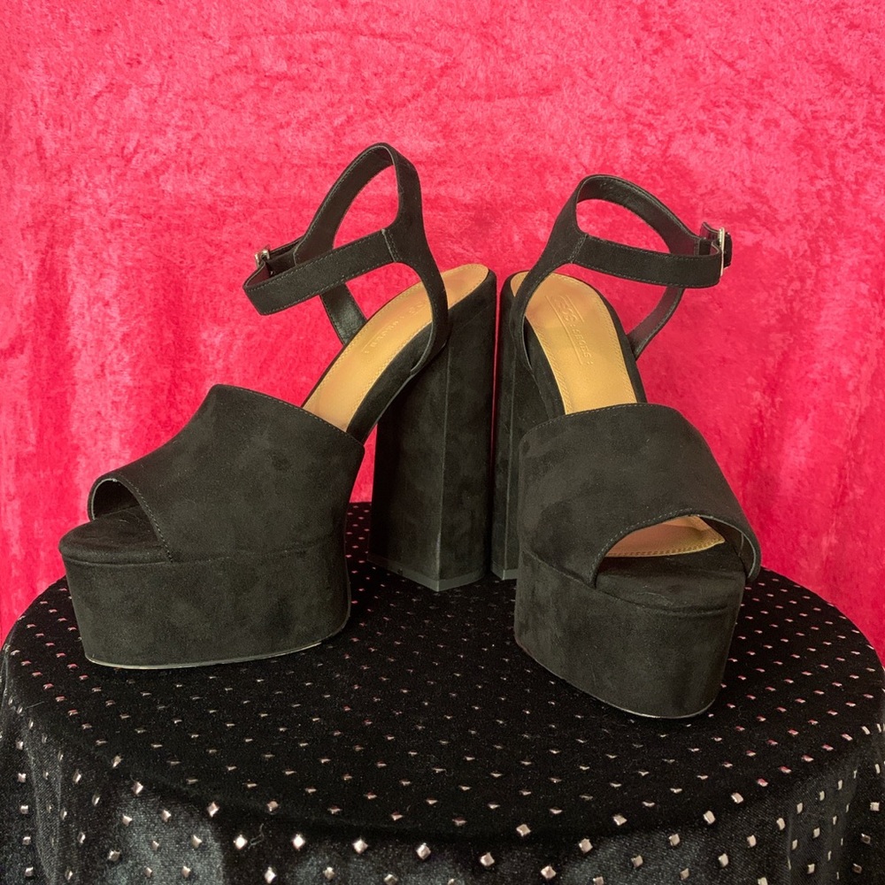 Black size 8 pumps!